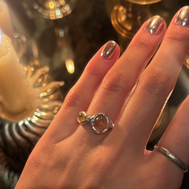 Anillo de plata con piedras amarillas, puesto