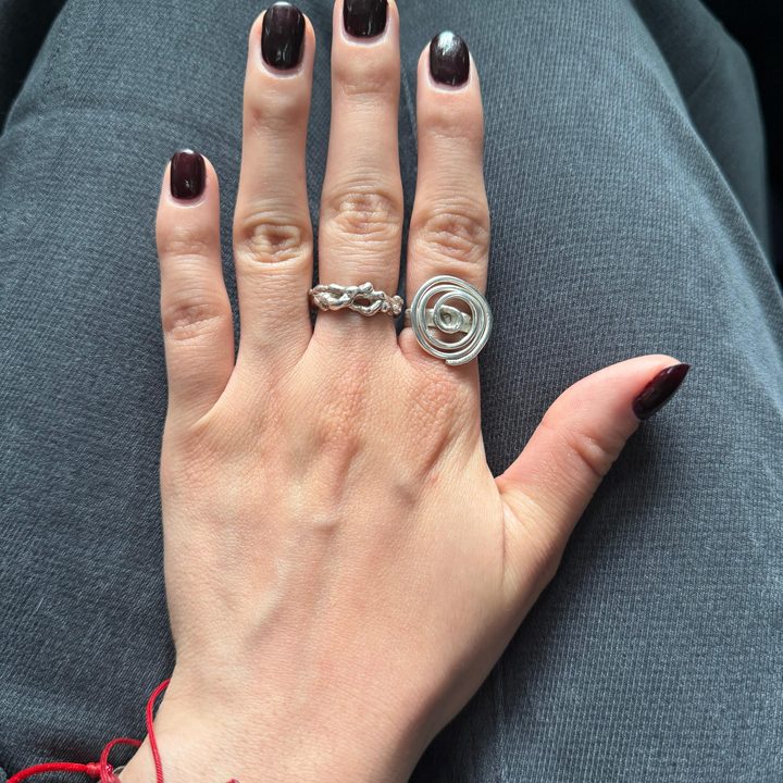 Dos anillos de plata puestos